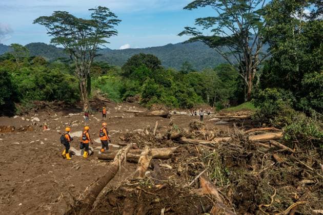 Search continues for missing flash flood victim in West Sumatra SOLOK, WEST SUMATRA, INDONESIA, SEPTEMBER 23, 2026: Members of a joint search and rescue team comb an area affected by flash flooding in Arosuka, Solok, West Sumatra, as operations continue to locate a missing resident. Search teams from Indonesia™s National Search and Rescue Agency (BASARNAS), working alongside local residents, are searching for 59-year-old Agusral, who was reported missing after being swept away by floodwaters on September 21. Search efforts focused on several locations along the path of flood debris and a nearby river. Solok Regency Indonesia Copyright: x xWawanxKurniawanx xJNAxPressx