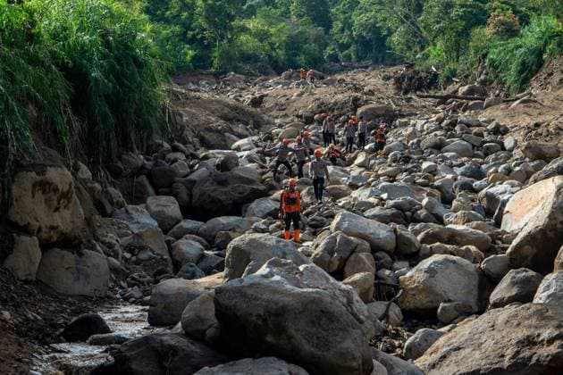Search continues for missing flash flood victim in West Sumatra SOLOK, WEST SUMATRA, INDONESIA, SEPTEMBER 23, 2026: Members of a joint search and rescue team comb an area affected by flash flooding in Arosuka, Solok, West Sumatra, as operations continue to locate a missing resident. Search teams from Indonesia™s National Search and Rescue Agency (BASARNAS), working alongside local residents, are searching for 59-year-old Agusral, who was reported missing after being swept away by floodwaters on September 21. Search efforts focused on several locations along the path of flood debris and a nearby river. Solok Regency Indonesia Copyright: x xWawanxKurniawanx xJNAxPressx