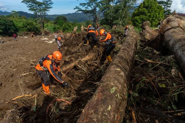 Search continues for missing flash flood victim in West Sumatra SOLOK, WEST SUMATRA, INDONESIA, SEPTEMBER 23, 2026: Members of a joint search and rescue team comb an area affected by flash flooding in Arosuka, Solok, West Sumatra, as operations continue to locate a missing resident. Search teams from Indonesia™s National Search and Rescue Agency (BASARNAS), working alongside local residents, are searching for 59-year-old Agusral, who was reported missing after being swept away by floodwaters on September 21. Search efforts focused on several locations along the path of flood debris and a nearby river. Solok Regency Indonesia Copyright: x xWawanxKurniawanx xJNAxPressx