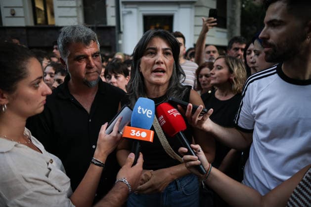 Anti-eviction activists call for a rally in front of the penthouse in Chamberí following Maricarmen’s eviction. Más Madrid’s spokesperson in the Madrid Assembly, Manuela Bergerot, speaks to the media during a rally in front of the penthouse in Chamberí following Maricarmen’s eviction, on September 23, 2026, in Madrid, Spain. Anti-eviction activists from the Community of Madrid have called for a rally outside the penthouse in Chamberí that was purchased by the regional government following the eviction of Maricarmen, a resident of the Retiro district who had lived for 70 years at 46 Alcalde Sainz de Baranda Street SEPTEMBER 23, 2026 EVICTION PROTEST DEMONSTRATION MARICARMEN ANTI-EVICTION ACTIVISTS PENTHOUSEAlejandro Martínez Vé Madrid Madri  Copyright: xAlejandroxMartinezxVÃ lezx 7794799