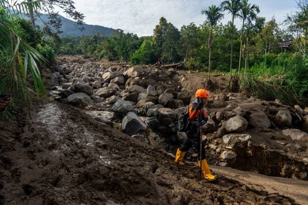 September 23, 2026, Solok Regency, Indonesia: SOLOK, WEST SUMATRA, INDONESIA, SEPTEMBER 23, 2026: Members of a joint search and rescue team comb an area affected by flash flooding in Arosuka, Solok, West Sumatra, as operations continue to locate a missing resident. Search teams from Indonesiaâ€⠢s National Search and Rescue Agency (BASARNAS), working alongside local residents, are searching for 59-year-old Agusral, who was reported missing after being swept away by floodwaters on September 21. Search efforts focused on several locations along the path of flood debris and a nearby river. Solok Regency Indonesia - ZUMAq101 20260923_zna_q101_023 Copyright: xWawanxKurniawanx