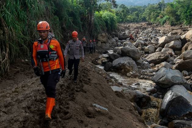 September 23, 2026, Solok Regency, Indonesia: SOLOK, WEST SUMATRA, INDONESIA, SEPTEMBER 23, 2026: Members of a joint search and rescue team comb an area affected by flash flooding in Arosuka, Solok, West Sumatra, as operations continue to locate a missing resident. Search teams from Indonesiaâ€⠢s National Search and Rescue Agency (BASARNAS), working alongside local residents, are searching for 59-year-old Agusral, who was reported missing after being swept away by floodwaters on September 21. Search efforts focused on several locations along the path of flood debris and a nearby river. Solok Regency Indonesia - ZUMAq101 20260923_zna_q101_030 Copyright: xWawanxKurniawanx