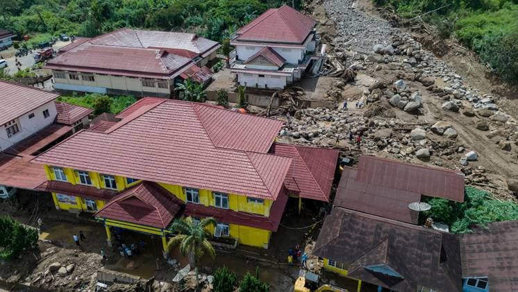 September 23, 2026, Solok Regancy, ID: SOLOK, WEST SUMATRA, INDONESIA, SEPTEMBER 23, 2026: Personnel clear mud, rocks and debris from government buildings damaged by flash flooding in the Arosuka area of Solok, West Sumatra. Disaster management officials said 11 government offices and 40 homes were damaged by the floods as cleanup and recovery operations continued in affected areas. Solok Regancy ID - ZUMAq101 20260923_zna_q101_059 Copyright: xWawanxKurniawanx