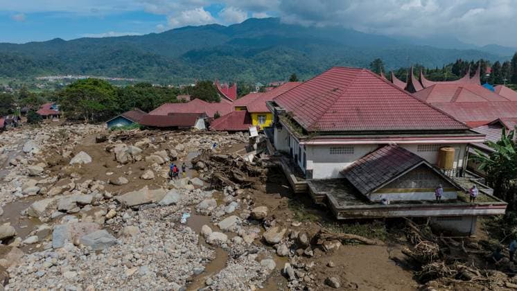 September 23, 2026, Solok Regancy, ID: SOLOK, WEST SUMATRA, INDONESIA, SEPTEMBER 23, 2026: Personnel clear mud, rocks and debris from government buildings damaged by flash flooding in the Arosuka area of Solok, West Sumatra. Disaster management officials said 11 government offices and 40 homes were damaged by the floods as cleanup and recovery operations continued in affected areas. Solok Regancy ID - ZUMAq101 20260923_zna_q101_060 Copyright: xWawanxKurniawanx