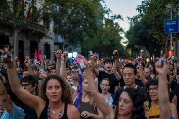 Rally in Barcelona in Support of Maricarmen Following Her Eviction in Madrid: Dozens of people gathered at a rally in support of Maricarmen following her eviction in Madrid, in front of the Government Delegation, on September 23, 2026, in Barcelona, Catalonia, Spain. The protest was organized following the eviction of Maricarmen, a resident of the Retiro district who had lived for 70 years at 46 Alcalde Sainz de Baranda Street in Madrid. SEPTEMBER 23, 2026 MARCH FOR MARICARMEN EVICTION VULTURE FUND KEYS KEYCHAIN RENTAL HOUSELorena Sopê Barcelona Catalonia Barcelona Catalonia Spain  Copyright: xLorenaxSopÃªnax 7794940