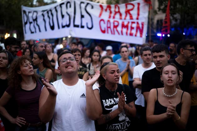 Rally in Barcelona in Support of Maricarmen Following Her Eviction in Madrid: Dozens of people gathered at a rally in support of Maricarmen following her eviction in Madrid, in front of the Government Delegation, on September 23, 2026, in Barcelona, Catalonia, Spain. The protest was organized following the eviction of Maricarmen, a resident of the Retiro district who had lived for 70 years at 46 Alcalde Sainz de Baranda Street in Madrid SEPTEMBER 23, 2026 PROTEST MARICARMEN EVICTION VULTURE FUND KEYS KEYCHAIN RENTAL HOUSELorena Sopê Barcelona Catalonia Barcelona Catalonia Spain  Copyright: xLorenaxSopÃªnax 7794936