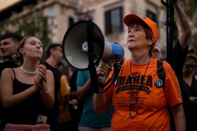 Rally in Barcelona in Support of Maricarmen Following Her Eviction in Madrid: Dozens of people gathered at a rally in support of Maricarmen following her eviction in Madrid, in front of the Government Delegation, on September 23, 2026, in Barcelona, Catalonia, Spain. The protest was organized following the eviction of Maricarmen, a resident of the Retiro district who had lived for 70 years at 46 Alcalde Sainz de Baranda Street in Madrid SEPTEMBER 23, 2026 PROTEST MARICARMEN EVICTION VULTURE FUND KEYS KEYCHAIN RENTAL HOUSELorena Sopê Barcelona Catalonia Barcelona Catalonia Spain  Copyright: xLorenaxSopÃªnax 7794937