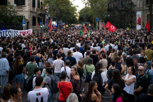 Rally in Barcelona in Support of Maricarmen Following Her Eviction in Madrid: Dozens of people gathered at a rally in support of Maricarmen following her eviction in Madrid, in front of the Government Delegation, on September 23, 2026, in Barcelona, Catalonia, Spain. The protest was organized following the eviction of Maricarmen, a resident of the Retiro district who had lived for 70 years at 46 Alcalde Sainz de Baranda Street in Madrid SEPTEMBER 23, 2026 PROTEST MARICARMEN EVICTION VULTURE FUND KEYS KEYCHAIN RENTAL HOUSELorena Sopê Barcelona Catalonia Barcelona Catalonia Spain  Copyright: xLorenaxSopÃªnax 7794941