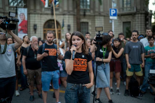 Rally in Barcelona in Support of Maricarmen Following Her Eviction in Madrid: Dozens of people gathered at a rally in support of Maricarmen following her eviction in Madrid, in front of the Government Delegation, on September 23, 2026, in Barcelona, Catalonia, Spain. The protest was organized following the eviction of Maricarmen, a resident of the Retiro district who had lived for 70 years at 46 Alcalde Sainz de Baranda Street in Madrid SEPTEMBER 23, 2026 PROTEST MARICARMEN EVICTION VULTURE FUND KEYS KEYCHAIN RENTAL HOUSELorena Sopê Barcelona Catalonia Barcelona Catalonia Spain  Copyright: xLorenaxSopÃªnax 7794944