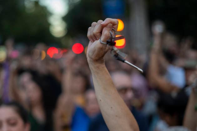 Rally in Barcelona in Support of Maricarmen Following Her Eviction in Madrid A person holds up their keys during a rally in support of Maricarmen following her eviction in Madrid, in front of the Government Delegation, on September 23, 2026, in Barcelona, Catalonia, Spain. The protest was organized following the eviction of Maricarmen, a resident of the Retiro district who had lived for 70 years at 46 Alcalde Sainz de Baranda Street in Madrid. SEPTEMBER 23, 2026 PROTEST MARICARMEN EVICTION VULTURE FUND KEYS KEYCHAIN RENTED HOUSELorena Sopê Barcelona Catalonia Barcelona Catalonia Spain  Copyright: xLorenaxSopÃªnax 7794953