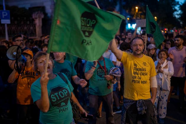 Rally in Barcelona in Support of Maricarmen Following Her Eviction in Madrid: Dozens of people gathered at a rally in support of Maricarmen following her eviction in Madrid, in front of the Government Delegation, on September 23, 2026, in Barcelona, Catalonia, Spain. The protest was organized following the eviction of Maricarmen, a resident of the Retiro district who had lived for 70 years at 46 Alcalde Sainz de Baranda Street in Madrid. SEPTEMBER 23, 2026 MARCH FOR MARICARMEN EVICTION VULTURE FUND KEYS KEYCHAIN RENTED HOUSELorena Sopê Barcelona Catalonia Barcelona Catalonia Spain  Copyright: xLorenaxSopÃªnax 7794934