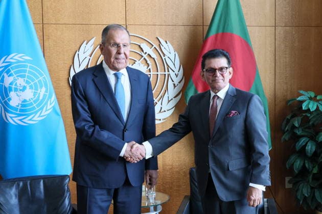 USA, NEW YORK CITY - SEPTEMBER 23, 2026: Sergei Lavrov (L), Russia s Foreign Minister, and Khalilur Rahman, Bangladesh s Foreign Minister, President of the UN General Asssembly, shake hands during a meeting on the sidelines of the 2026 High-level Week during the 81st session of the UN General Assembly. Alexander Shcherbak TASS  98205603