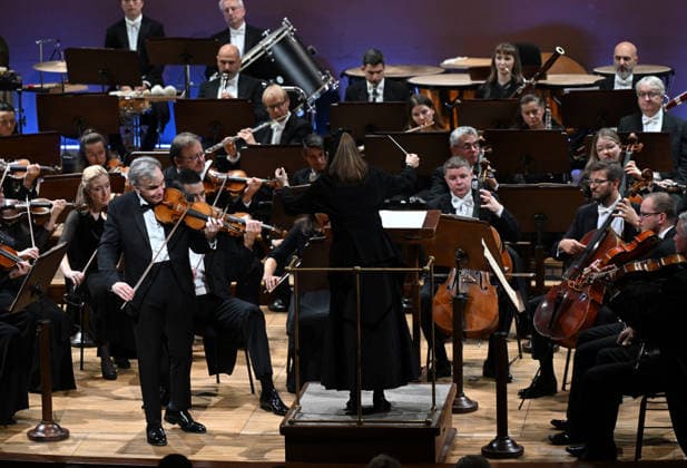 American violinist Gil Shaham, left, performs with Czech Philharmonic, conducted by a Hong Kong based conductor Elim Chan, during the closing concert of the Dvorak Prague International Music Festival, on September 23, 2026, in Prague, Czech Republic. (CTKxPhoto KaterinaxSulova) CTKPhotoP2026092309645  CTKPhotoP2026092309645