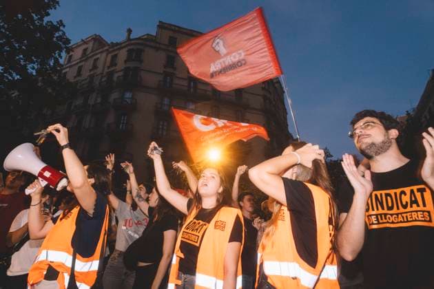 September 23, 2026, Barcelona, Catalonia, Spain: September 23, 2026, Barcelona, Spain: Members of the Sindicat de Llogateres, wearing orange vests, lead chants with a megaphone. Hundreds of people gathered in front of the Spanish Government Delegation in Catalonia, on Mallorca Street in Barcelona, at a protest against evictions called by tenants and housing unions, including the Sindicat de Llogateres, the Barcelona Tenants Union. The protest followed the eviction that morning in Madrid of MARICARMEN, an 87-year-old woman forced out of the rented flat where she had lived for seventy years, and the death of OLGA, a woman from L Hospitalet de Llobregat who took her own life after being evicted. The unions warned that they will call a genera - ZUMAs392 20260923_zip_s392_012 Copyright: xFabianxSuspensivox