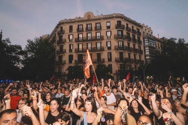 September 23, 2026, Barcelona, Catalonia, Spain: September 23, 2026, Barcelona, Spain: Protesters raise their hands and chant in front of the Government Delegation building. Hundreds of people gathered in front of the Spanish Government Delegation in Catalonia, on Mallorca Street in Barcelona, at a protest against evictions called by tenants and housing unions, including the Sindicat de Llogateres, the Barcelona Tenants Union. The protest followed the eviction that morning in Madrid of MARICARMEN, an 87-year-old woman forced out of the rented flat where she had lived for seventy years, and the death of OLGA, a woman from L Hospitalet de Llobregat who took her own life after being evicted. The unions warned that they will call a general st  - ZUMAs392 20260923_zip_s392_009 Copyright: xFabianxSuspensivox