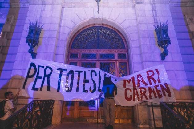 September 23, 2026, Barcelona, Catalonia, Spain: September 23, 2026, Barcelona, Spain: A banner reading Per totes les Maricarmen (For all the Maricarmens) hangs on the gate of the Government Delegation building. Hundreds of people gathered in front of the Spanish Government Delegation in Catalonia, on Mallorca Street in Barcelona, at a protest against evictions called by tenants and housing unions, including the Sindicat de Llogateres, the Barcelona Tenants Union. The protest followed the eviction that morning in Madrid of MARICARMEN, an 87-year-old woman forced out of the rented flat where she had lived for seventy years, and the death of OLGA, a woman from L Hospitalet de Llobregat who took her own life after being evicted. The unio  - ZUMAs392 20260923_zip_s392_014 Copyright: xFabianxSuspensivox