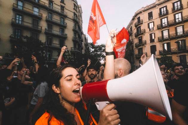 September 23, 2026, Barcelona, Catalonia, Spain: September 23, 2026, Barcelona, Spain: A member of the Sindicat de Llogateres leads chants through a megaphone. Hundreds of people gathered in front of the Spanish Government Delegation in Catalonia, on Mallorca Street in Barcelona, at a protest against evictions called by tenants and housing unions, including the Sindicat de Llogateres, the Barcelona Tenants Union. The protest followed the eviction that morning in Madrid of MARICARMEN, an 87-year-old woman forced out of the rented flat where she had lived for seventy years, and the death of OLGA, a woman from L Hospitalet de Llobregat who took her own life after being evicted. The unions warned that they will call a general strike if the Sp  - ZUMAs392 20260923_zip_s392_015 Copyright: xFabianxSuspensivox
