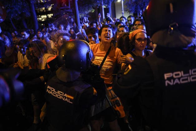 Anti-eviction activists call for a rally outside the Chamberí penthouse following Maricarmen’s eviction. Dozens of people faced off against several National Police officers during a rally outside the Chamberí penthouse following Maricarmen’s eviction, on September 23, 2026, in Madrid, Spain. Anti-eviction activists from the Community of Madrid have called for a rally outside the penthouse in Chamberí that the regional government acquired following the eviction of Maricarmen, a resident of the Retiro district who had lived for 70 years at 46 Alcalde Sainz de Baranda Street. SEPTEMBER 23, 2026 EVICTION PROTEST DEMONSTRATION MARICARMEN ANTI-EVICTION ACTIVISTS ÁTPOLICE Alejandro Martínez Vé Madrid Madrid Spain  Copyright: xAlejandroxMartinezxVÃ lezx 7795050