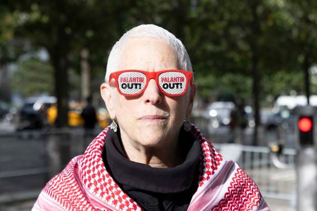 News Bilder des Tages #2 September 23, 2026, New York, New York, USA: A protester wears glasses that read PALANTIR OUT! ACT UP NY leads a coalition of organizations blockading the entrance to 1 WTC and later blocking traffic on the West Side Highway demonstrating under the banner AI OUT OF OUR HEALTHCARE! PALANTIR OUT OF MOUNT SINAI! as the Newsweek AI Health Summit is held inside the building and a keynote speaker is Dr. Brendan Carr, (not pictured) CEO of Mount Sinai. Approximately 20 protesters are arrested by NYPD. Part of the MONEY FOR AIDS and HEALTHCARE! NOT FOR ICE and WARFARE! ACT UP (AIDS Coalition To Unleash Power) campaign, demonstrators denounce Mount Sinai s contract with Palantir, a surveillance, data analytics and military tech company. New York  - ZUMAr174 20260923_znp_r174_020 Copyright: xGinaxMxRandazzox