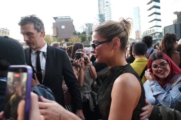 IPA88882429 - Milan, September 23, 2026: People, influencers, photographers, and onlookers at the Etro fashion show in Piazza Lina Bo Bardi during Milan Fashion Week  Copyright: xDuilioxPiaggesix xDuilioxPiaggesix IPA88882429
