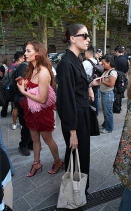 IPA88882453 - Milan, September 23, 2026: People, influencers, photographers, and onlookers at the Etro fashion show in Piazza Lina Bo Bardi during Milan Fashion Week  Copyright: xDuilioxPiaggesix xDuilioxPiaggesix IPA88882453