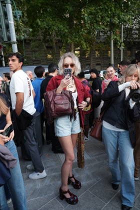 IPA88882470 - Milan, September 23, 2026: People, influencers, photographers, and onlookers at the Etro fashion show in Piazza Lina Bo Bardi during Milan Fashion Week  Copyright: xDuilioxPiaggesix xDuilioxPiaggesix IPA88882470