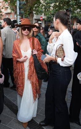 IPA88882495 - Milan, September 23, 2026: People, influencers, photographers, and onlookers at the Etro fashion show in Piazza Lina Bo Bardi during Milan Fashion Week  Copyright: xDuilioxPiaggesix xDuilioxPiaggesix IPA88882495