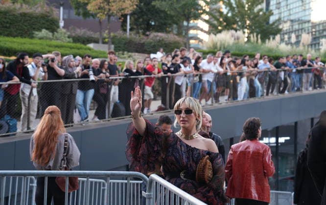 IPA88882500 - Milan, September 23, 2026: People, influencers, photographers, and onlookers at the Etro fashion show in Piazza Lina Bo Bardi during Milan Fashion Week  Copyright: xDuilioxPiaggesix xDuilioxPiaggesix IPA88882500