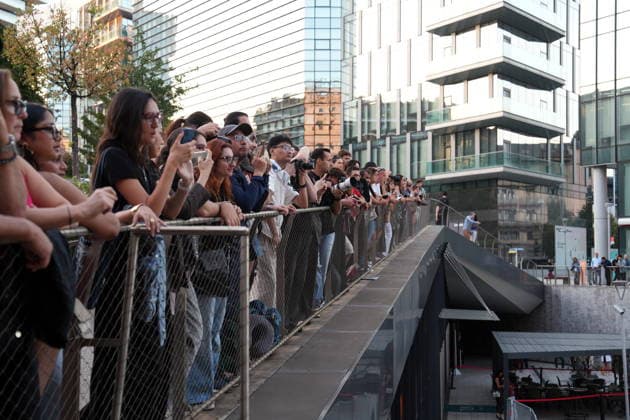 IPA88882515 - Milan, September 23, 2026: People, influencers, photographers, and onlookers at the Etro fashion show in Piazza Lina Bo Bardi during Milan Fashion Week  Copyright: xDuilioxPiaggesix xDuilioxPiaggesix IPA88882515