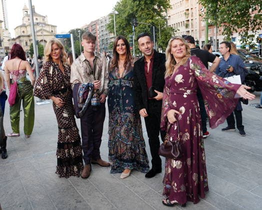 IPA88882520 - Milan, September 23, 2026: People, influencers, photographers, and onlookers at the Etro fashion show in Piazza Lina Bo Bardi during Milan Fashion Week  Copyright: xDuilioxPiaggesix xDuilioxPiaggesix IPA88882520