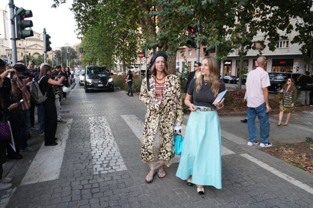 IPA88882539 - Milan, September 23, 2026: People, influencers, photographers, and onlookers at the Etro fashion show in Piazza Lina Bo Bardi during Milan Fashion Week  Copyright: xDuilioxPiaggesix xDuilioxPiaggesix IPA88882539