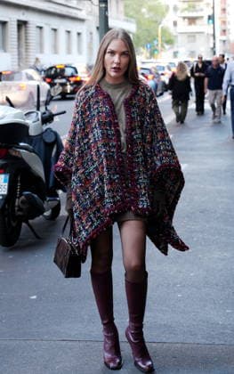 IPA88882541 - Milan, September 23, 2026: People, influencers, photographers, and onlookers at the Etro fashion show in Piazza Lina Bo Bardi during Milan Fashion Week  Copyright: xDuilioxPiaggesix xDuilioxPiaggesix IPA88882541