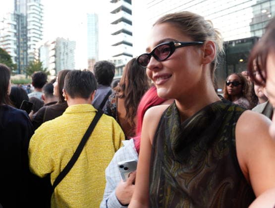 IPA88882420 - Milan, September 23, 2026: People, influencers, photographers, and onlookers at the Etro fashion show in Piazza Lina Bo Bardi during Milan Fashion Week  Copyright: xDuilioxPiaggesix xDuilioxPiaggesix IPA88882420