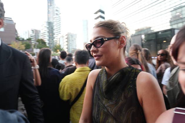 IPA88882424 - Milan, September 23, 2026: People, influencers, photographers, and onlookers at the Etro fashion show in Piazza Lina Bo Bardi during Milan Fashion Week  Copyright: xDuilioxPiaggesix xDuilioxPiaggesix IPA88882424