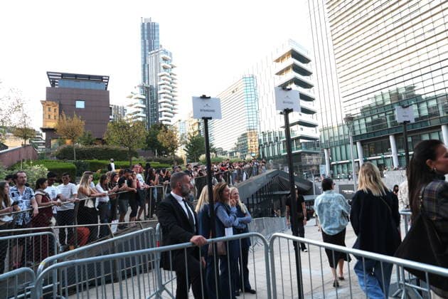 IPA88882486 - Milan, September 23, 2026: People, influencers, photographers, and onlookers at the Etro fashion show in Piazza Lina Bo Bardi during Milan Fashion Week  Copyright: xDuilioxPiaggesix xDuilioxPiaggesix IPA88882486