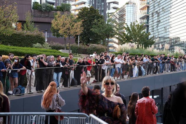 IPA88882509 - Milan, September 23, 2026: People, influencers, photographers, and onlookers at the Etro fashion show in Piazza Lina Bo Bardi during Milan Fashion Week  Copyright: xDuilioxPiaggesix xDuilioxPiaggesix IPA88882509