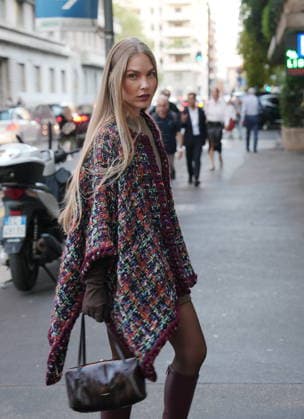 IPA88882523 - Milan, September 23, 2026: People, influencers, photographers, and onlookers at the Etro fashion show in Piazza Lina Bo Bardi during Milan Fashion Week  Copyright: xDuilioxPiaggesix xDuilioxPiaggesix IPA88882523