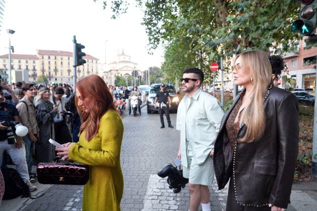 IPA88882555 - Milan, September 23, 2026: People, influencers, photographers, and onlookers at the Etro fashion show in Piazza Lina Bo Bardi during Milan Fashion Week  Copyright: xDuilioxPiaggesix xDuilioxPiaggesix IPA88882555