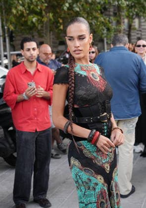IPA88882549 - Milan, September 23, 2026: People, influencers, photographers, and onlookers at the Etro fashion show in Piazza Lina Bo Bardi during Milan Fashion Week  Copyright: xDuilioxPiaggesix xDuilioxPiaggesix IPA88882549