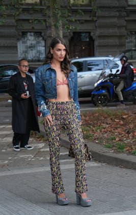 IPA88882571 - Milan, September 23, 2026: People, influencers, photographers, and onlookers at the Etro fashion show in Piazza Lina Bo Bardi during Milan Fashion Week  Copyright: xDuilioxPiaggesix xDuilioxPiaggesix IPA88882571
