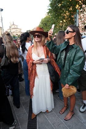 IPA88882577 - Milan, September 23, 2026: People, influencers, photographers, and onlookers at the Etro fashion show in Piazza Lina Bo Bardi during Milan Fashion Week  Copyright: xDuilioxPiaggesix xDuilioxPiaggesix IPA88882577
