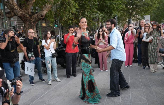 IPA88882582 - Milan, September 23, 2026: People, influencers, photographers, and onlookers at the Etro fashion show in Piazza Lina Bo Bardi during Milan Fashion Week  Copyright: xDuilioxPiaggesix xDuilioxPiaggesix IPA88882582