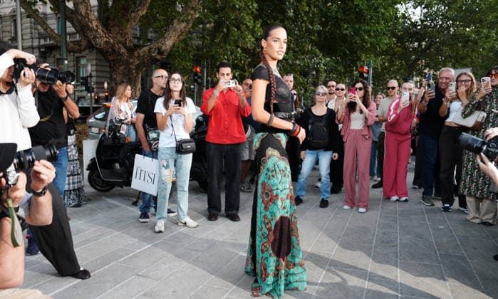 IPA88882589 - Milan, September 23, 2026: People, influencers, photographers, and onlookers at the Etro fashion show in Piazza Lina Bo Bardi during Milan Fashion Week  Copyright: xDuilioxPiaggesix xDuilioxPiaggesix IPA88882589