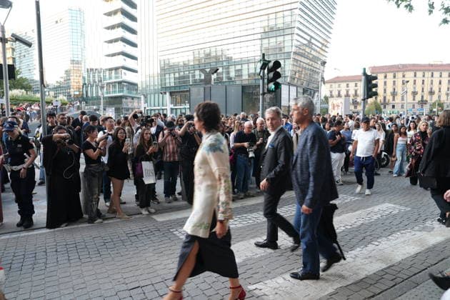 IPA88882609 - Milan, September 23, 2026: People, influencers, photographers, and onlookers at the Etro fashion show in Piazza Lina Bo Bardi during Milan Fashion Week  Copyright: xDuilioxPiaggesix xDuilioxPiaggesix IPA88882609