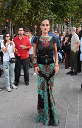 IPA88882610 - Milan, September 23, 2026: People, influencers, photographers, and onlookers at the Etro fashion show in Piazza Lina Bo Bardi during Milan Fashion Week  Copyright: xDuilioxPiaggesix xDuilioxPiaggesix IPA88882610