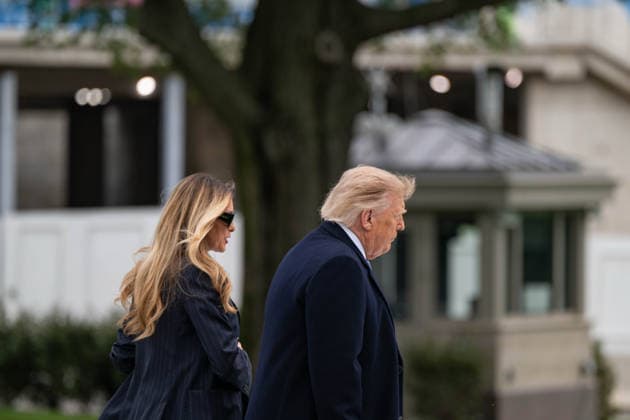 September 23, 2026, Washington, District Of Columbia, United States: President DONALD TRUMP and First Lady MELANIA TRUMP walk across the South Lawn toward Marine One before departing the White House for Joint Base Andrews, where the president is scheduled to greet Chinese President XI JINPING and Madame PENG LIYUAN upon their arrival for a state visit. Washington United States  - ZUMAk206 20260923_znp_k206_024 Copyright: xMattxKaminskyx