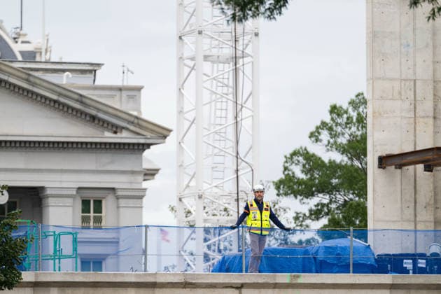 September 23, 2026, Washington, District Of Columbia, United States: A construction worker working on the White House ballroom watches Marine One depart carrying President DONALD TRUMP and First Lady MELANIA TRUMP en route to Joint Base Andrews, where the president is scheduled to greet Chinese President XI JINPING and Madame PENG LIYUAN upon their arrival for a state visit. Washington United States - ZUMAk206 20260923_znp_k206_020 Copyright: xMattxKaminskyx