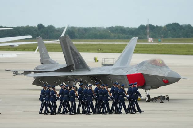 Members of the US Air Force walk past an F-22 prior to an arrival ceremony for Xi Jinping, China s president, not pictured, at at Joint Base Andrews, Maryland on Wednesday, Sept. 23, 2026. President Trump is hosting President Xi for a three-day state visit to Washington, DC where the leaders are expected to discuss trade practices, artificial intelligence and tariffs.  WASP20260923115 ALxDRAGO