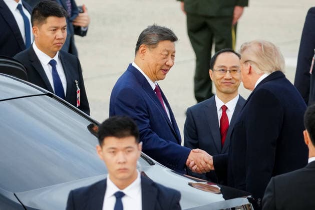 Xi Jinping, China s president, left, and President Donald Trump shake hands during an arrival ceremony at Joint Base Andrews, Maryland on Wednesday, Sept. 23, 2026. President Trump is hosting President Xi for a three-day state visit to Washington, DC where the leaders are expected to discuss trade practices, artificial intelligence and tariffs.  WASP20260923132 ALxDRAGO