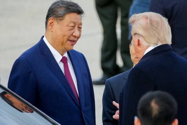 Xi Jinping, China s president, left, and President Donald Trump speak during an arrival ceremony at Joint Base Andrews, Maryland on Wednesday, Sept. 23, 2026. President Trump is hosting President Xi for a three-day state visit to Washington, DC where the leaders are expected to discuss trade practices, artificial intelligence and tariffs.  WASP20260923137 ALxDRAGO